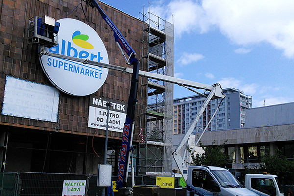 Malé jeřáby - Montáž světelné reklamy Albert supermarket - plošina + jeřáb