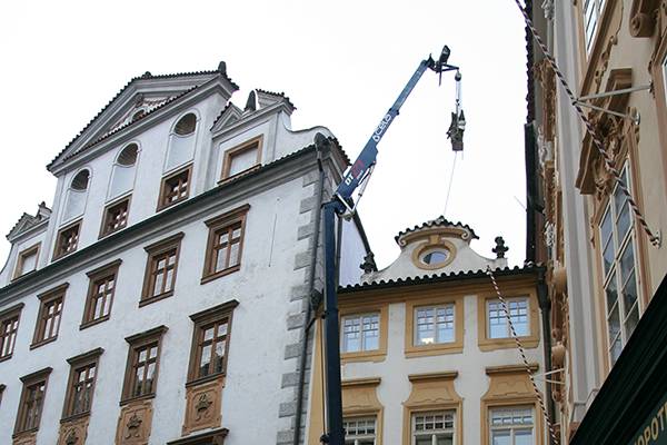 Malé jeřáby - Instalace sochy v historickém centru Prahy - vynesení břemene