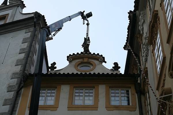 Malé jeřáby - Instalace sochy v historickém centru Prahy - břemeno na místě