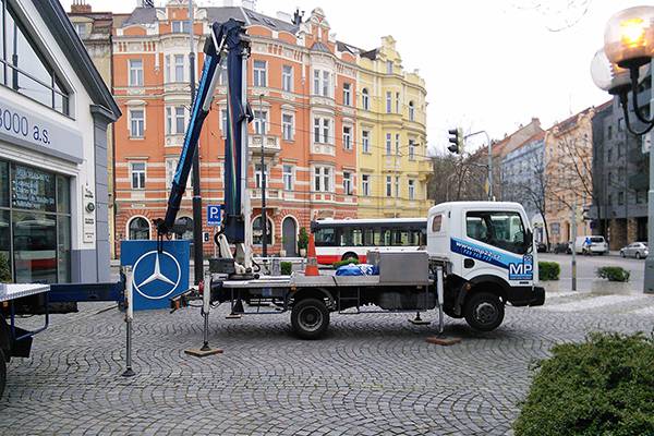 Malé jeřáby - Montáž loga Mercedes Benz M3000